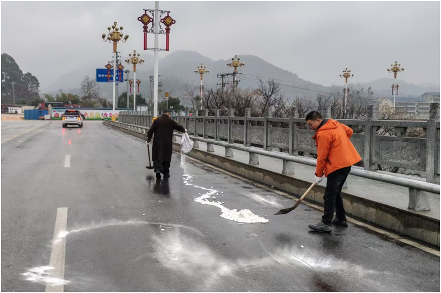 【安全守底行动】以雪为令 快速响应——靖州城管局筑牢冰冻雨雪天气安全防线
