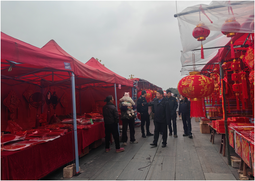 靖州：城管护航马年新春  市集烟火里藏秩序