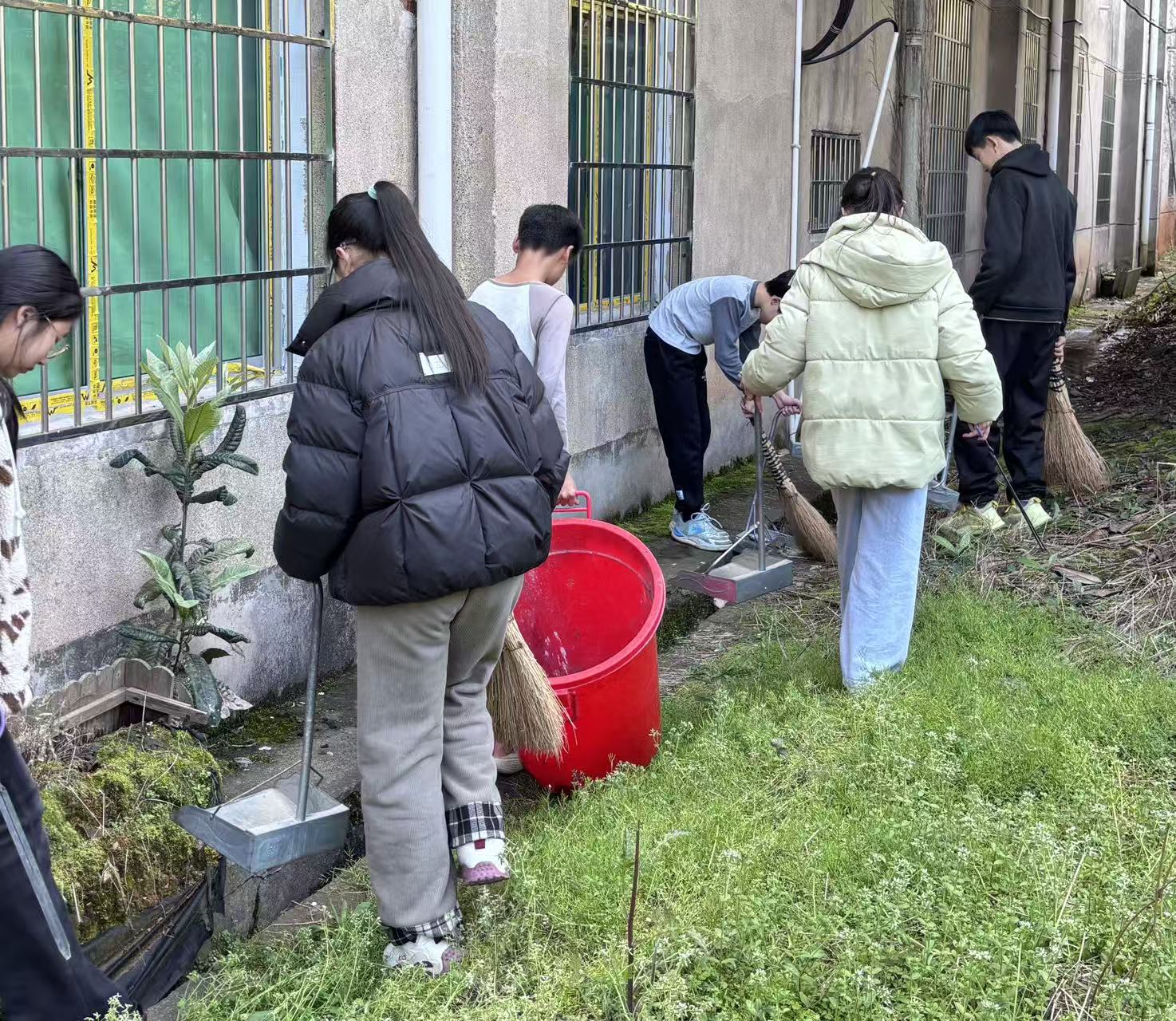 横江桥中学：践行雷锋精神 青春在劳动中闪光