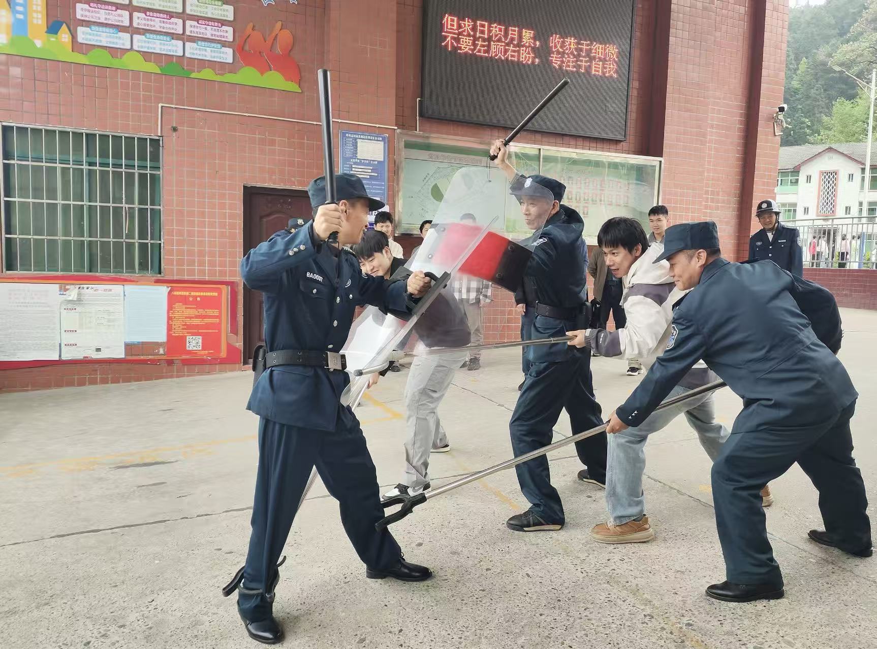 靖州：多所学校开展安全主题活动 筑牢校园安全屏障