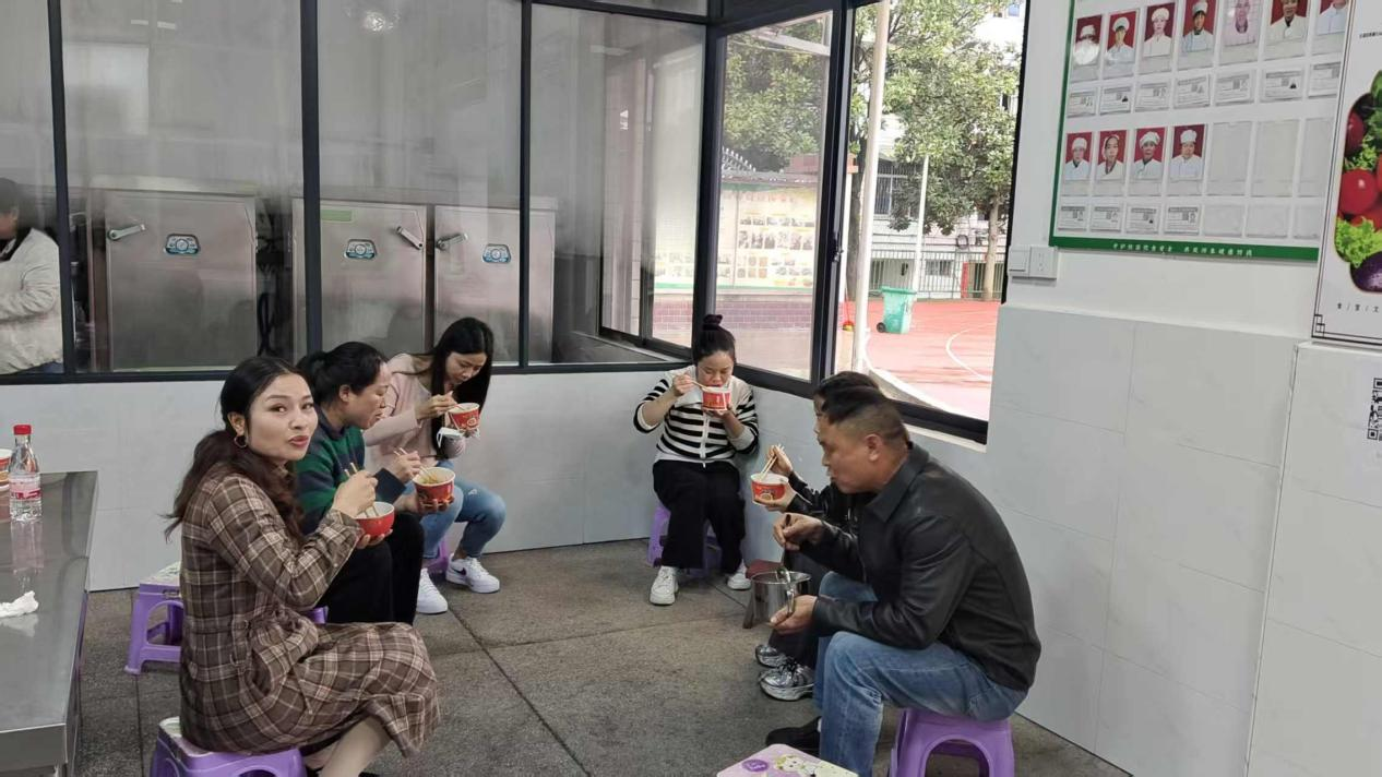 飞山小学：召开膳食监督家长委员会会议 家校携手守护学生“舌尖安全”