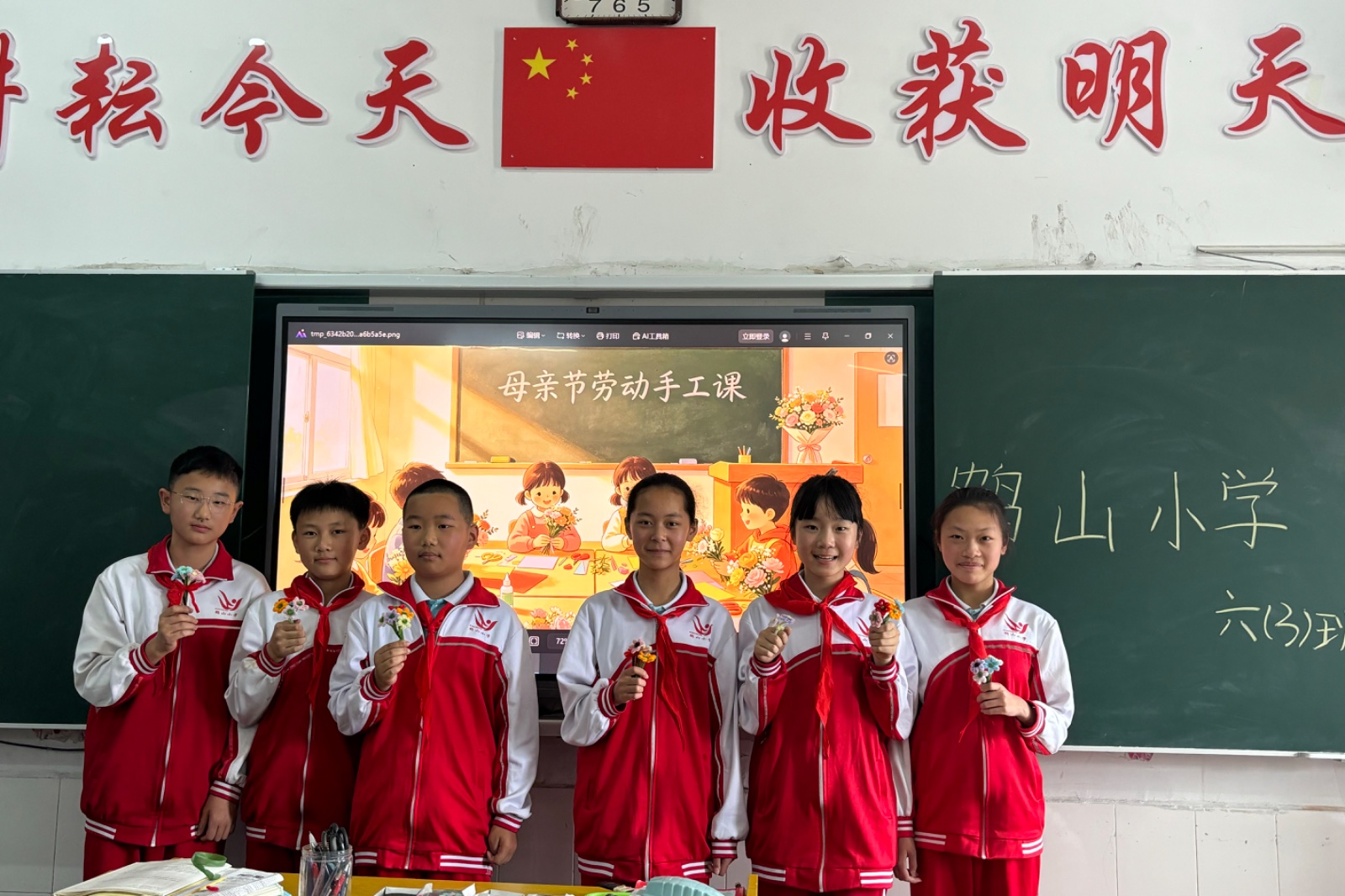 鹤山小学：巧手传新意 感恩母亲节