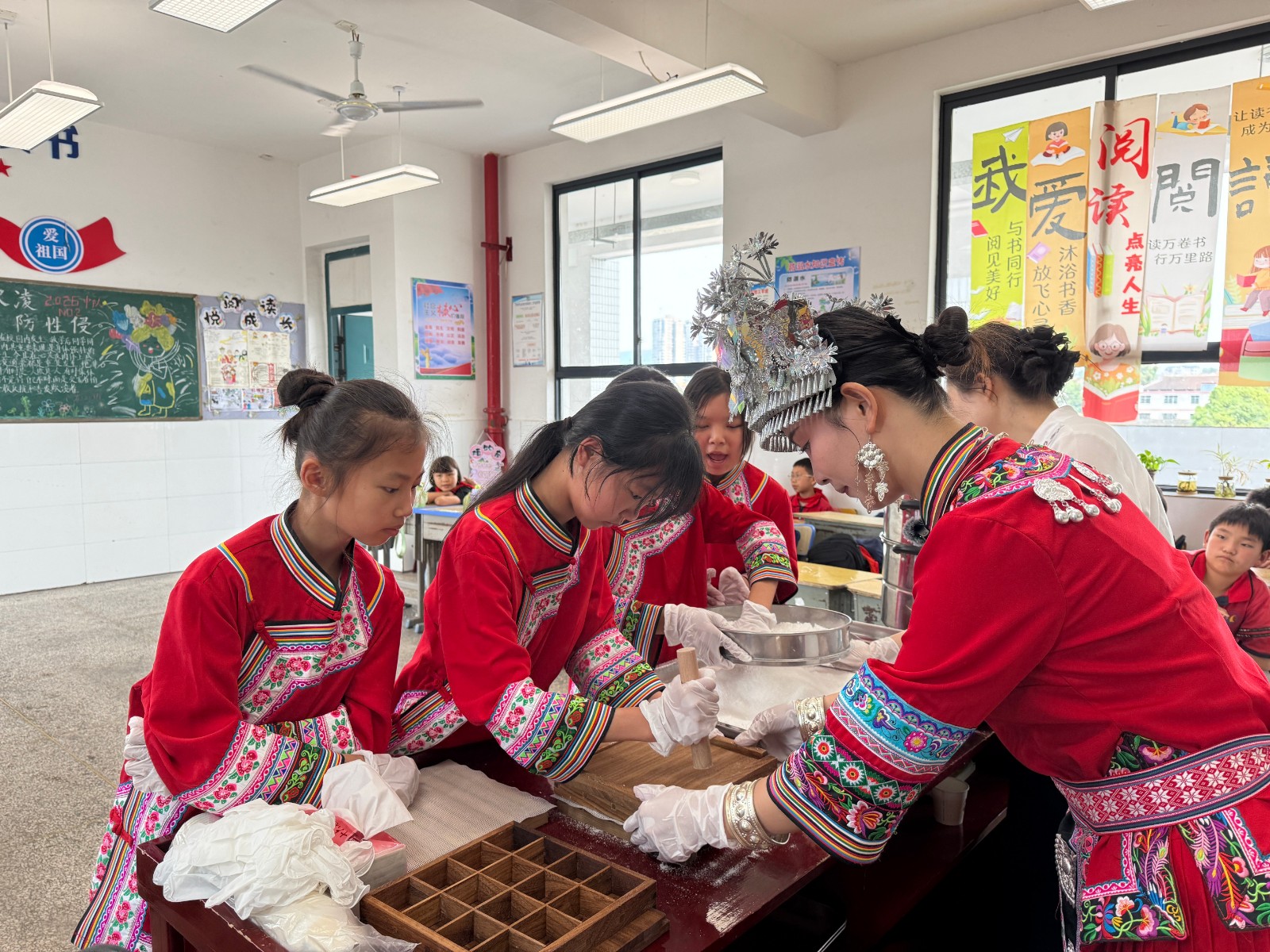 江东小学：体验古法做糕 传承靖州茯苓文化