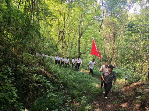 坳上镇：开展“重走长征路”主题党日活动