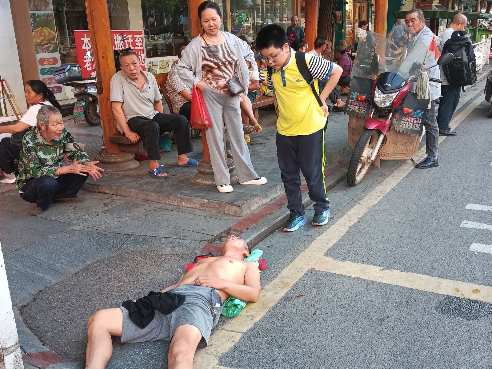【新时代文明实践】少年有担当！飞山小学丁俊辉救助倒地男子传递温暖