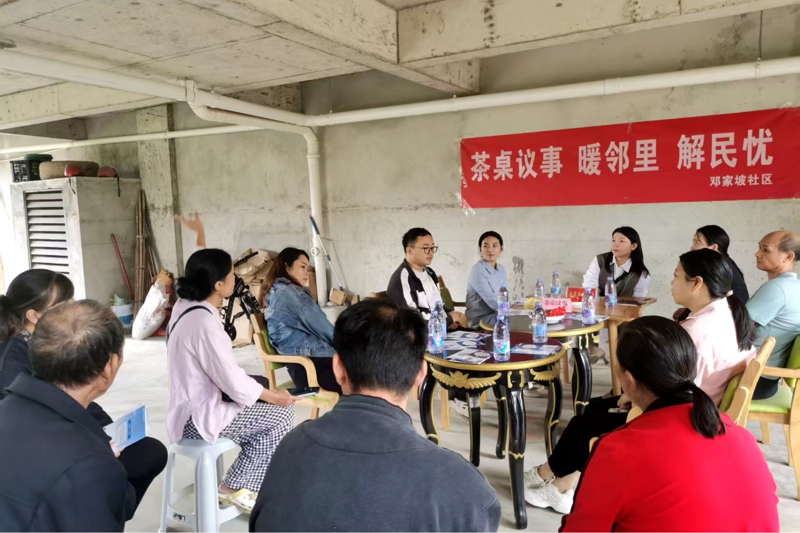 渠阳镇邓家坡社区：茶桌议事化纠纷 邻里和谐促治理