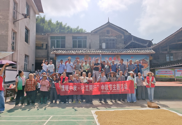 靖州：社工“加码”送政策 晒谷场里话中秋