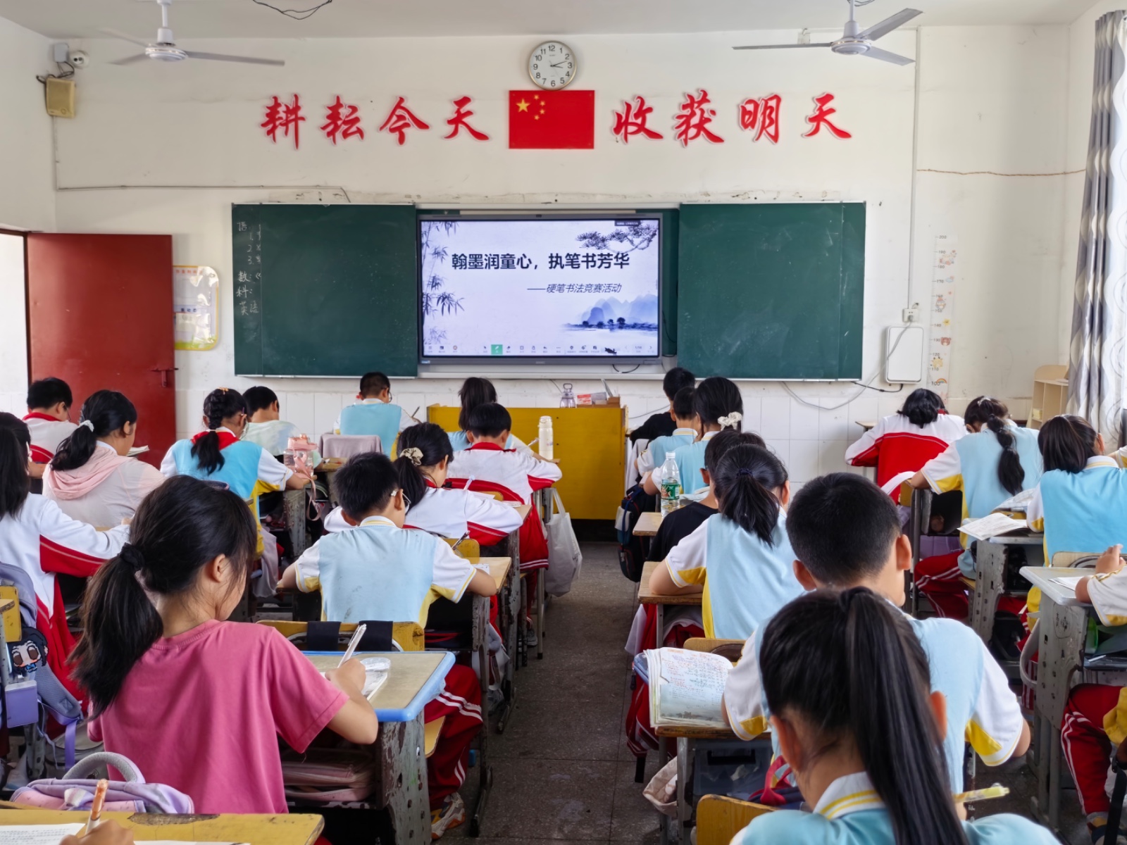鹤山小学：翰墨润童心 执笔书芳华