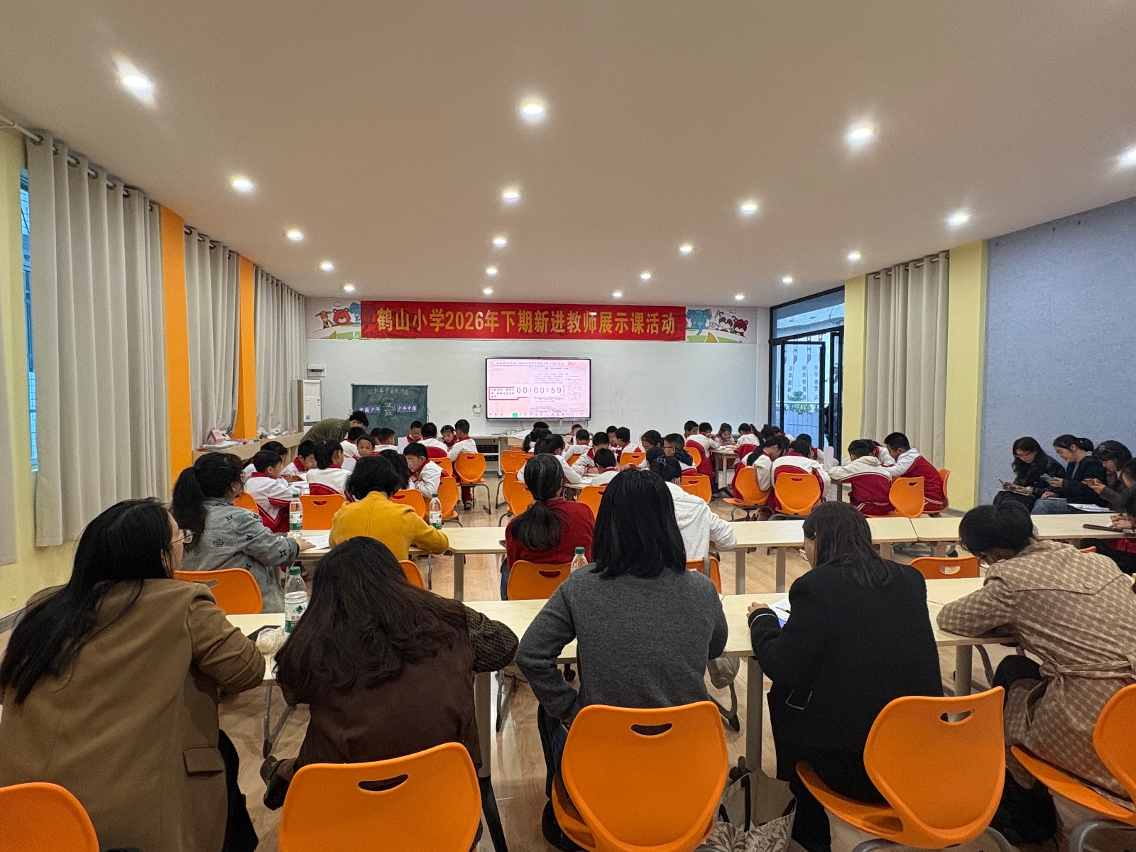 鹤山小学开展新进教师见面课教研活动