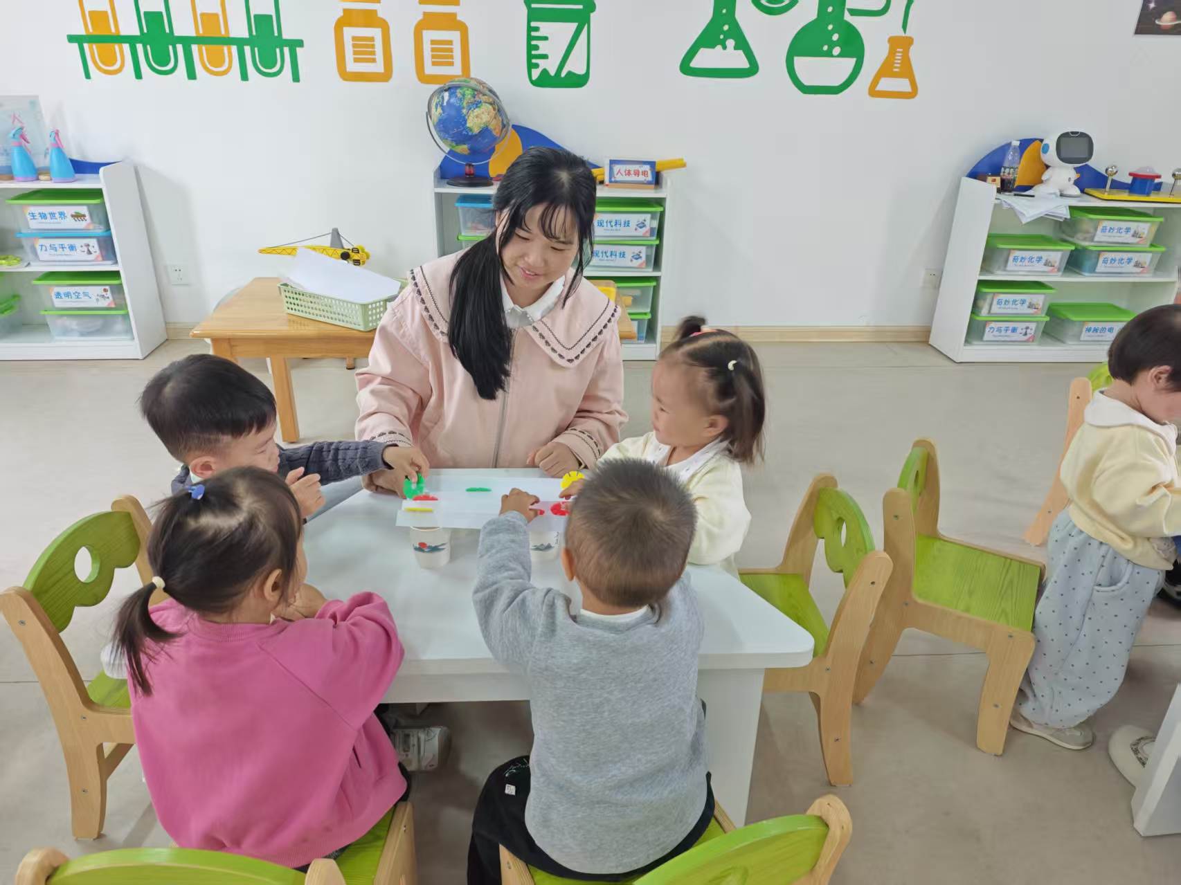 靖州二幼开展“神奇的纸桥”科学小实验活动